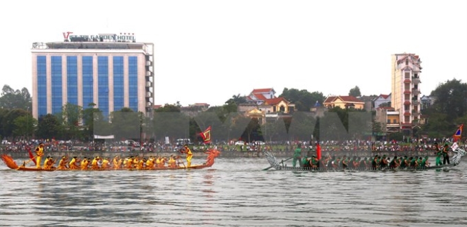 Các đội chải tranh tài tại Hội thi bơi chải Việt Trì mở rộng lần thứ nhất. (Ảnh: Trung Kiên/TTXVN)